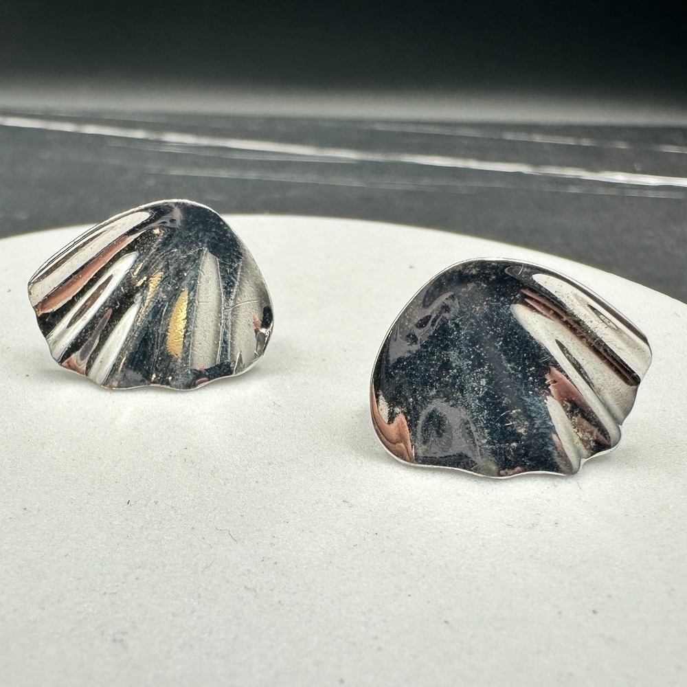 Vintage Silver Tone Ribbed Clam Shell Earrings Sculptural‎ Clip Back Mod